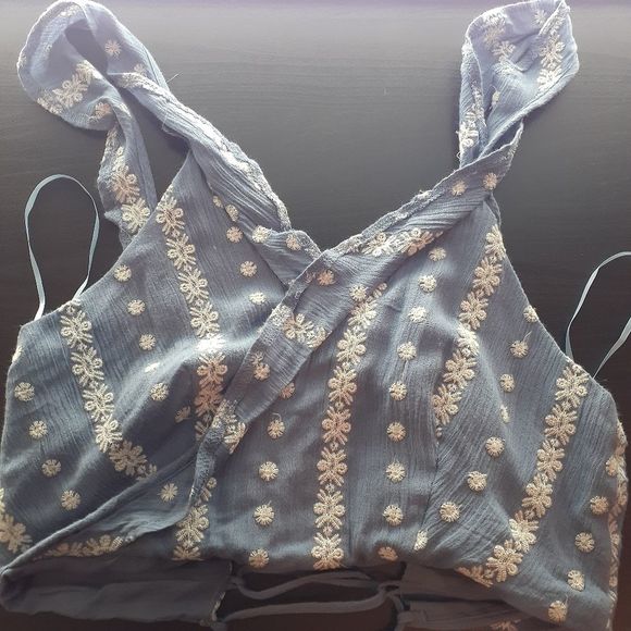 LF Blue Daisy Criss-Cross Chambray Boho Ruffle Floral Crop Top 4 Blue NWT - Picture 2 of 10